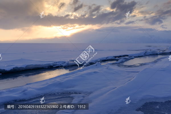 冰湖