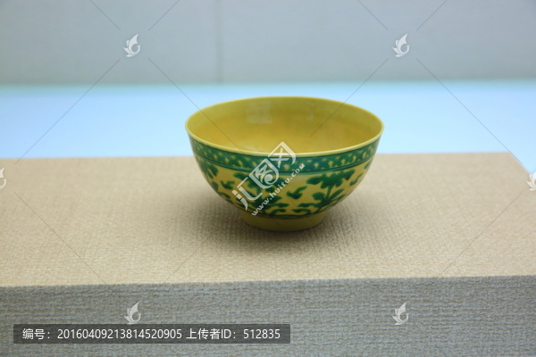 黃釉黃釉綠彩碗