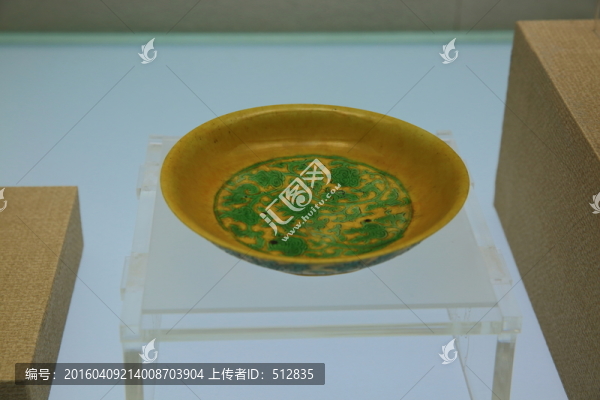 黃地綠彩勾蓮紋盤(pán)