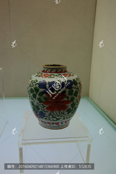 五彩纏枝牡丹紋罐