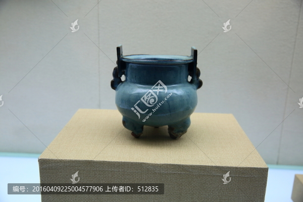 鈞釉雙耳三足爐