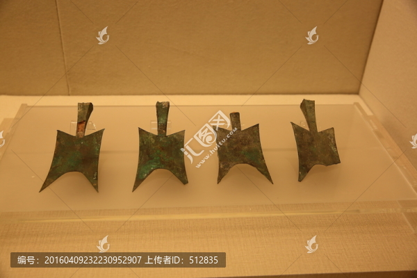 聳肩尖足空首布