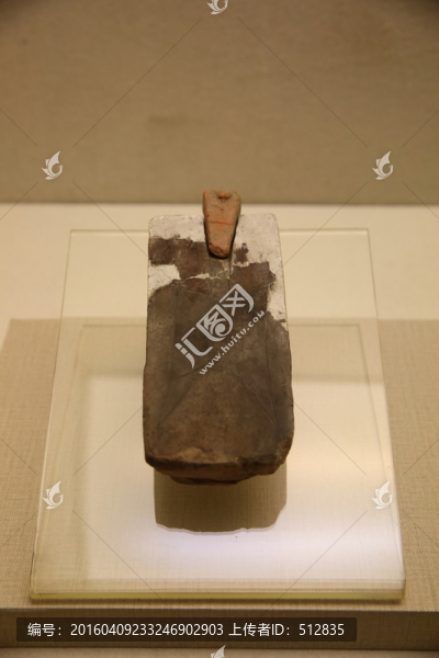 聳肩尖足空首布陶范