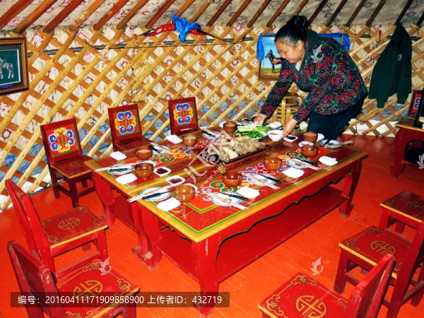 蒙古族傳統(tǒng)禮儀宴請餐桌