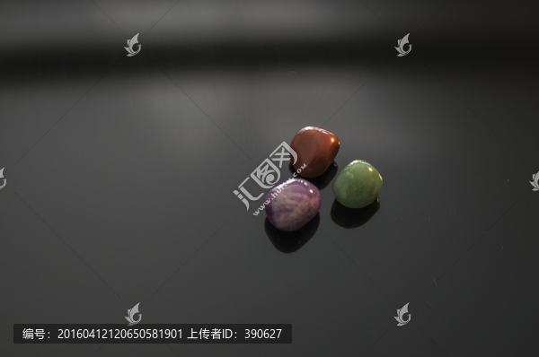 三顆彩色石頭