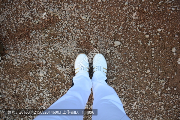 泥石路面,鞋子