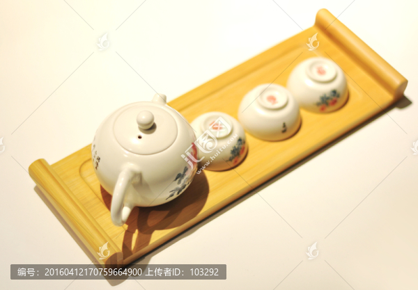 俯拍的一套中式茶具