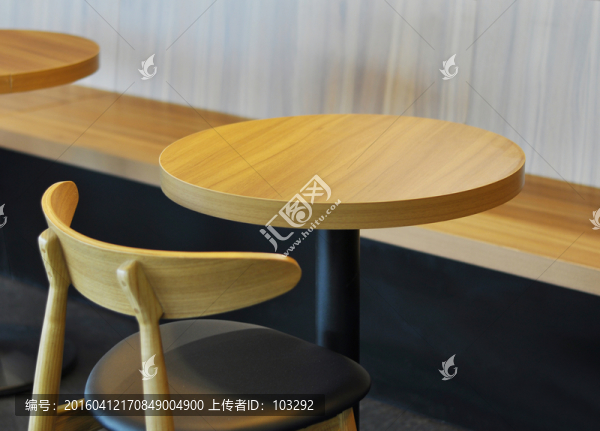 簡(jiǎn)約木桌椅