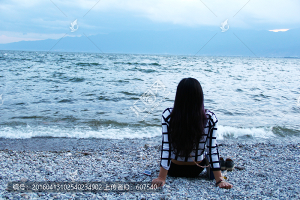 看海的女人,海邊的少女少女背影