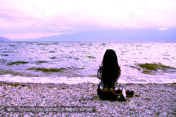 看海的女人,海邊的少女,少女背