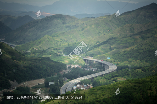 山里的高速公路