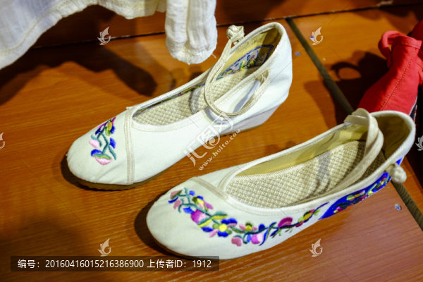 繡花鞋