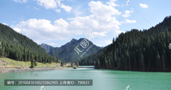 藍(lán)天白云下的山水美景