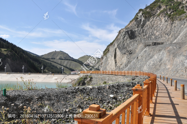 山澗湖邊棧道
