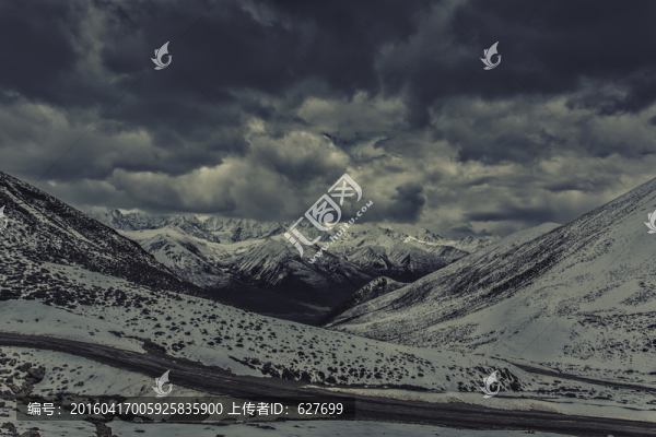 遠(yuǎn)眺貢嘎雪山