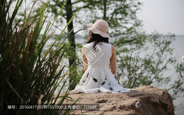 湖邊女人背影