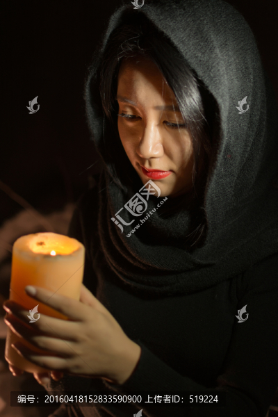手捧蠟燭的女人