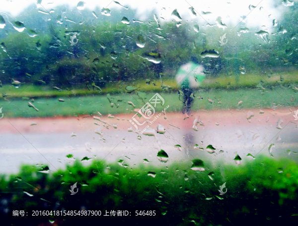雨中行人