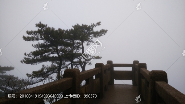安徽黃山藍(lán)天水墨黃山