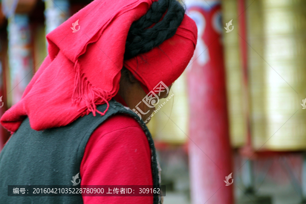轉(zhuǎn)經(jīng)筒前,虔誠的藏民