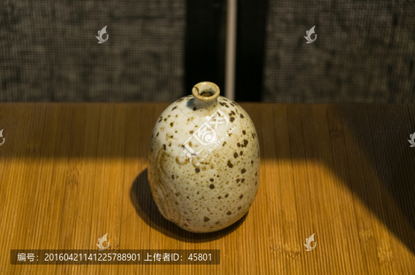 瓷瓶