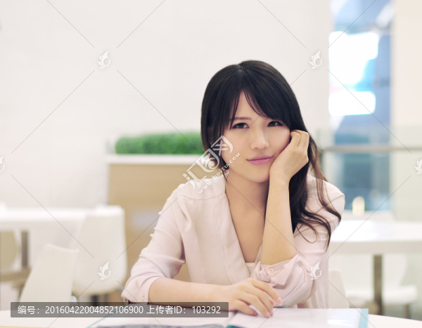 手托腮的年輕女白領(lǐng)