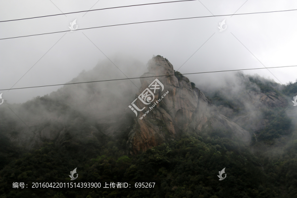 山峰山霧