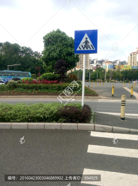 人行道路牌