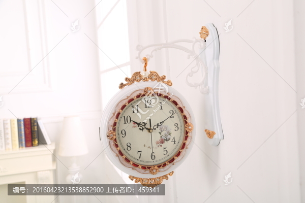客廳掛鐘攝影圖