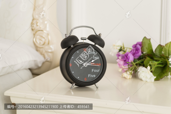 黑色鬧鐘攝影圖