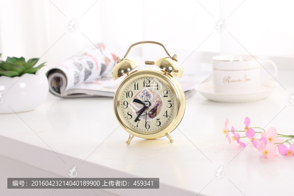 金色鬧鐘正面攝影圖