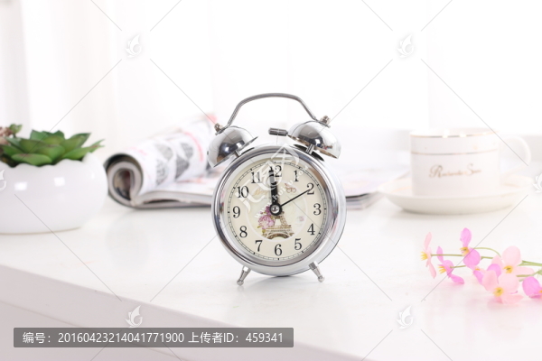 銀色鬧鐘攝影圖