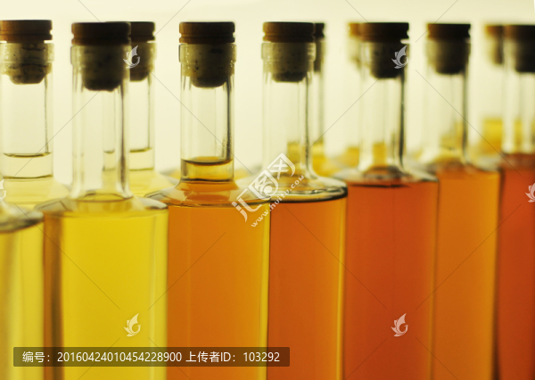 一排洋酒瓶