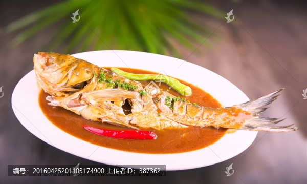 家常燜大頭魚(yú)