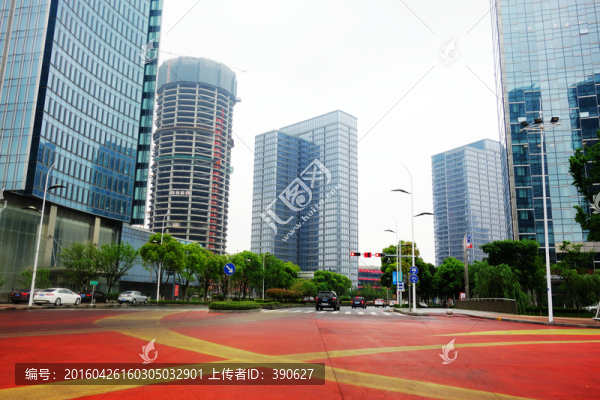 高樓大廈和彩色道路