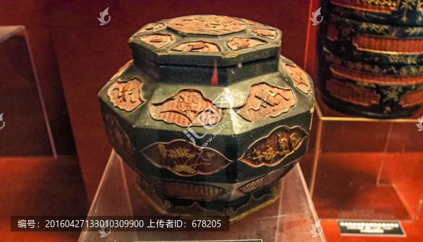 漆線雕云鶴紋獸首八角四層竹漆盒