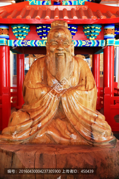 孔子坐像