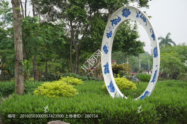 瓷環(huán)公園擺件正側(cè)面