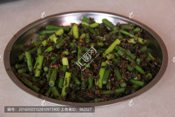 香椿拌蒜薹