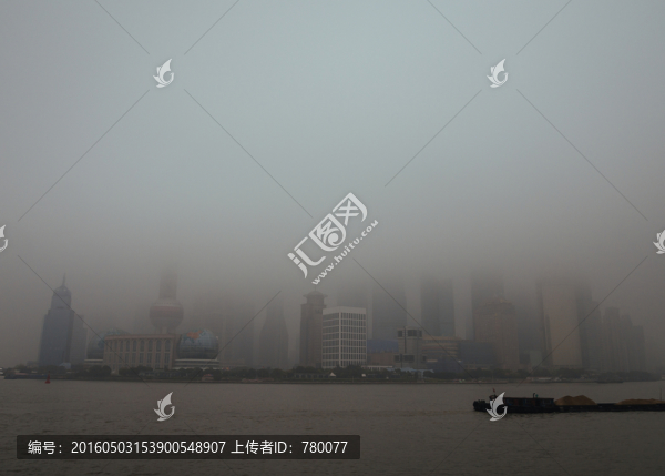 大霧里的陸家嘴,經(jīng)濟不景氣