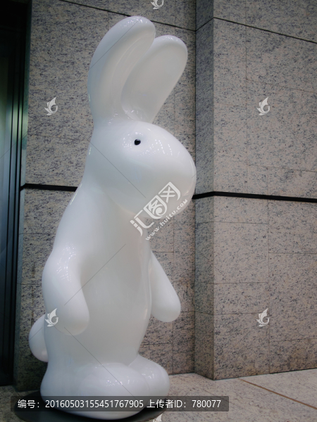 白色兔子雕塑