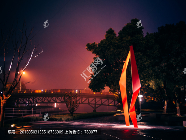 圓融時(shí)代廣場(chǎng)雕塑,夜景