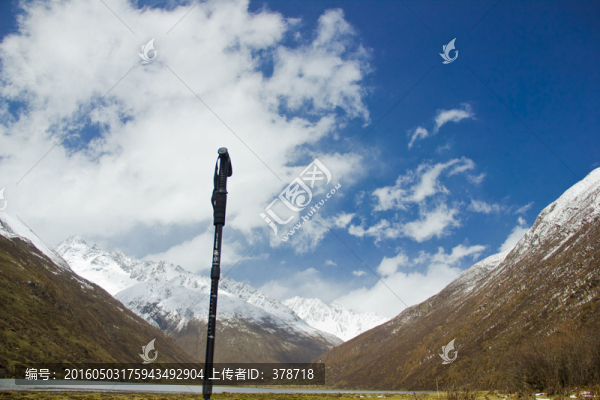 藍(lán)天白云下的登山杖