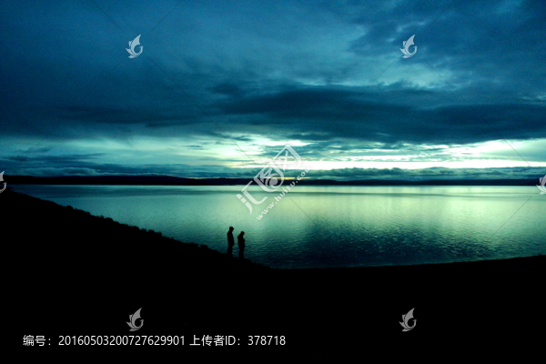 納木錯朝霞剪影人物