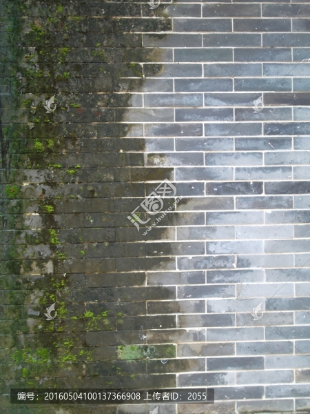 長滿綠苔蘚青磚舊墻