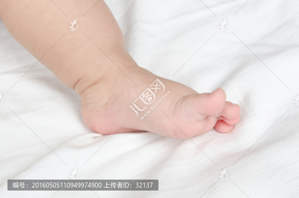白底可愛(ài)的小腳丫