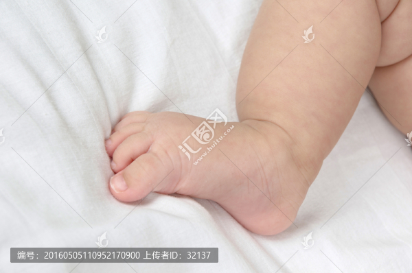 白底胖嘟嘟的小腳丫