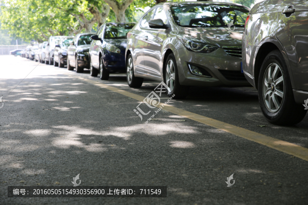 停放整齊的車輛