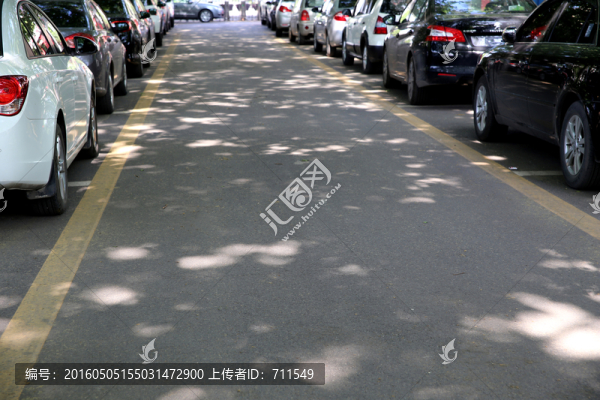 道路兩邊整齊車輛
