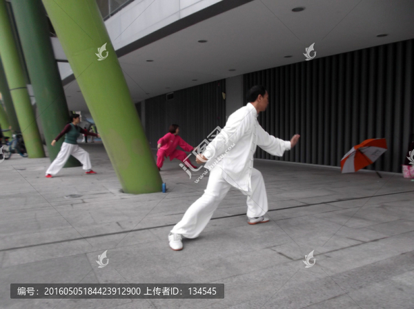 深圳市民晨練打太極拳